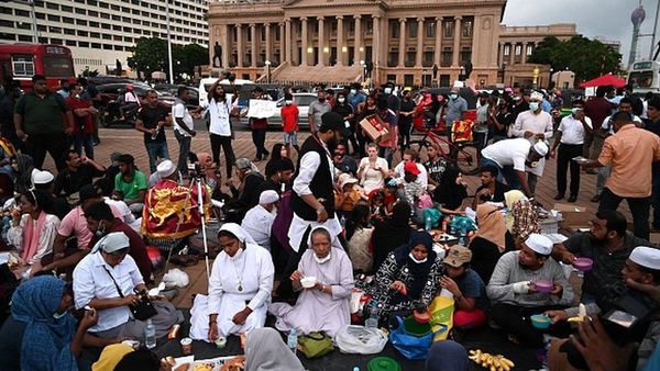 இலங்கை நெருக்கடி: பசில் ராஜபக்ஷ துபாய் செல்ல எதிர்ப்பு - விமான நிலையத்தில் நள்ளிரவுப் போராட்டம்