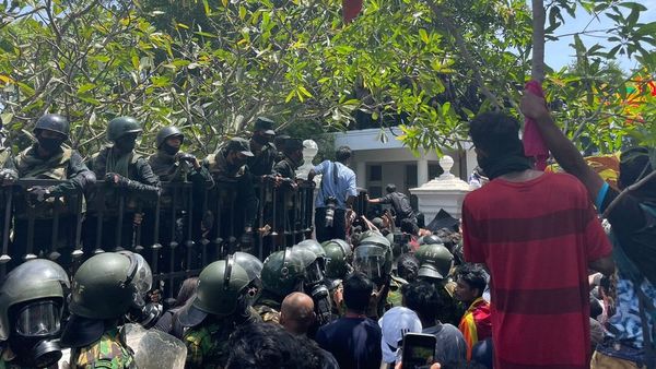 இலங்கையில் தொடரும் போராட்டம், கண்ணீர்ப் புகை வீச்சு: அவசரநிலை பிரகடனம் செய்த ரணில்