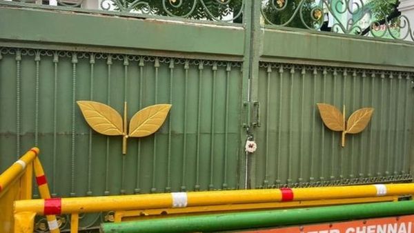 சொந்த வாகனத்தில் போலீஸ் என்று ஸ்டிக்கர் ஒட்டாதீர் - டிஜிபி எச்சரிக்கை