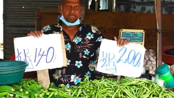 உத்தரப் பிரதேசம்: 'நாய்கூட சாப்பிடாத ரொட்டிகள்' - தட்டை கையில் ஏந்தியபடி கதறி அழுத உ.பி காவலர்