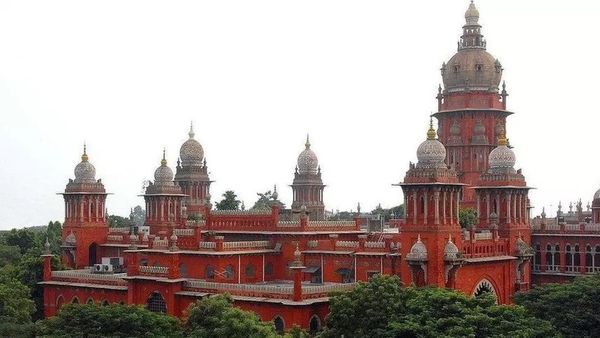 அனைத்து சாதியை சேர்ந்தவர்களும் அர்ச்சகராகும் விவகாரம்: அரசின் விதி செல்லுமெனத் தீர்ப்பு