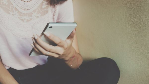 இன்ஸ்டாகிராம் புகைப்படங்களால் ஏற்பட்ட சர்ச்சை: ஆசிரியரை பணி நீக்கம் செய்ய வைத்த பல்கலைக்கழகம்