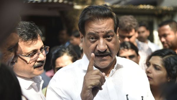 அமித்ஷா: வீட்டில் தாய்மொழியிலேயே பேசுமாறு அறிவுறுத்திய உள்துறை அமைச்சர்