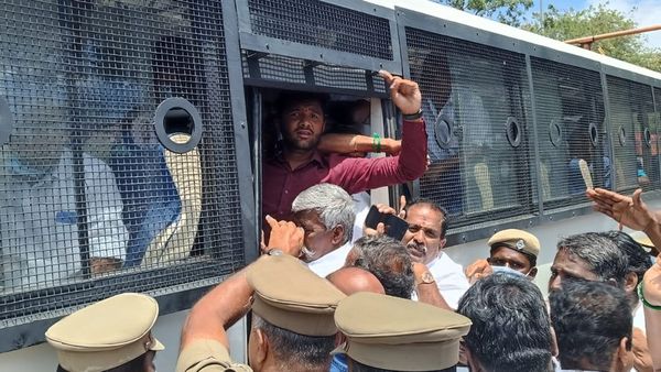 எஸ்.பி.வேலுமணி, சி.விஜயபாஸ்கருடன் தொடர்புடைய இடங்களில் லஞ்ச ஒழிப்பு சோதனை