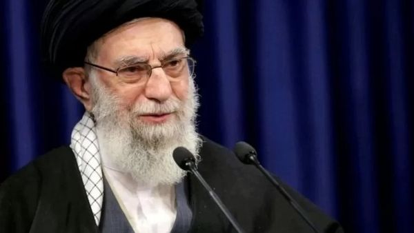 இரான் பெண்கள் ஹிஜாப் போராட்டம்: மாசா அமினி மரணத்தால் முடியை வெட்டி எதிர்ப்பு தெரிவிப்பு