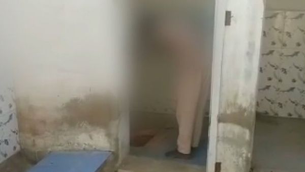 பர்கூரில் கழிவறையை பெருக்கிய மாணவர்கள் - நடிக்க வைத்த ஆசிரியர் இடைநீக்கம்