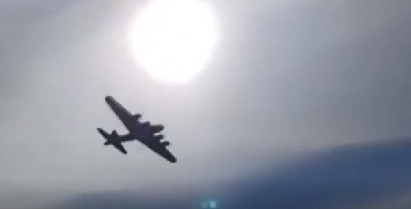 அமெரிக்காவில் நடு வானில் மோதி, விழுந்து நொறுங்கிய விமானங்கள்