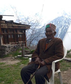 ஷியாம் சரண்: இந்திய சுதந்திரத்துக்குப் பிறகு எல்லா தேர்தல்களிலும் வாக்களித்தவர் காலமானார்