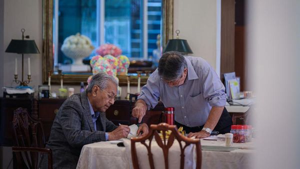 மலேசியாவில் தொங்கு நாடாளுமன்றம் : சொந்த தொகுதியில் டெபாசிட் இழந்த முன்னாள் பிரதமர் மகாதீர்!