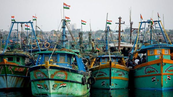 ஓகி புயல் எதிரொலி: தமிழக மீனவர்களுக்காக தனி சேட்டிலைட்