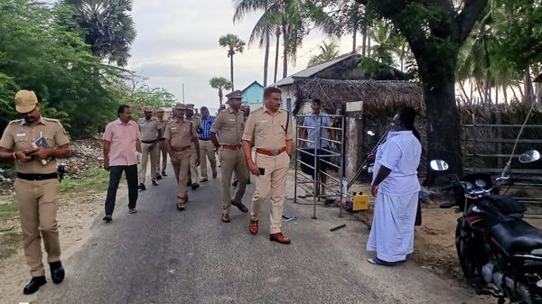 இலங்கைக்கு இதைக்கூட கடத்துவார்களா? 1000 லிட்டர் நெயில் பாலிஷ் திரவம் பறிமுதல்!