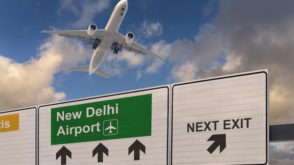 விமானத்தில் பெண் பயணி மீது சிறுநீர் கழித்த நபரை கைது செய்ய தனிப்படை அமைத்த டெல்லி போலீஸ்