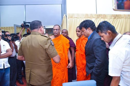 இலங்கை : கலகொட அத்தே ஞானசார தேரோவை கைது செய்ய போலீஸ் குழுக்கள் அமைப்பு