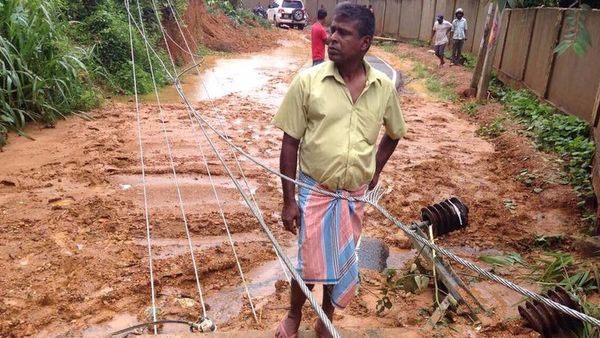 இலங்கை நிலச்சரிவு: நிவாரணப் பொருட்களைக் கொண்டு சென்ற ஹெலிகாப்டர் விபத்துக்குள்ளானது