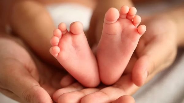 யூடியூப் பார்த்து மனைவிக்கு பிரசவம்: குழந்தை இறந்த சம்பவத்தில் கணவர் கைது