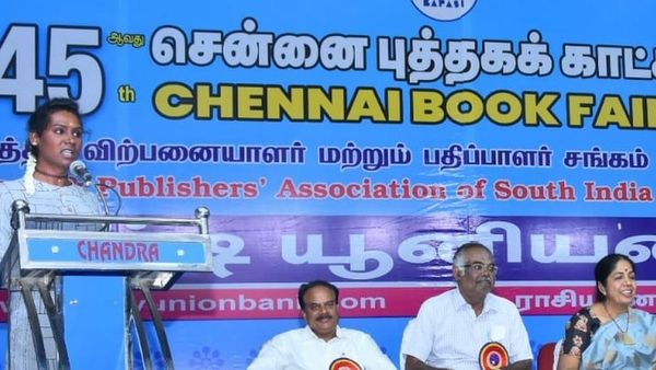 சென்னை புத்தக கண்காட்சியில் கவனத்தை ஈர்த்த அறிவிப்பாளர் ஜென்சி – யார் இவர்?