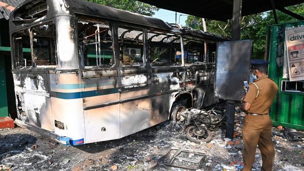 இலங்கை பொருளாதார நெருக்கடி: ஆயிரக்கணக்கில் கூடிய மக்கள் – நள்ளிரவில் வெடித்த வன்முறையை -படங்கள்