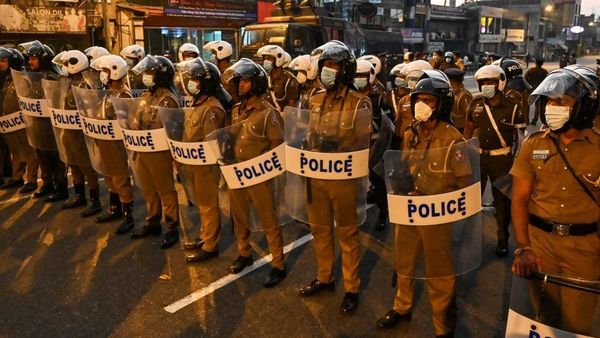 இலங்கை நெருக்கடி: ராஜபக்ஷ சகோதரர்கள் நிலை என்ன? அடுத்தடுத்து 26 அமைச்சர்கள் பதவி விலகல்