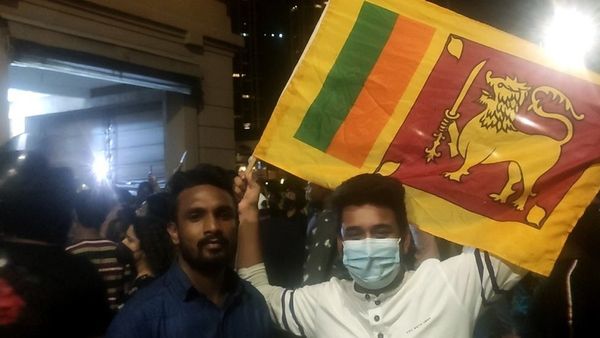 இலங்கையில் கோட்டாபயவுக்கு நெருக்கடி - நாடாளுமன்றத்தில் பெரும்பான்மையை இழந்தது ஆளும் கூட்டணி