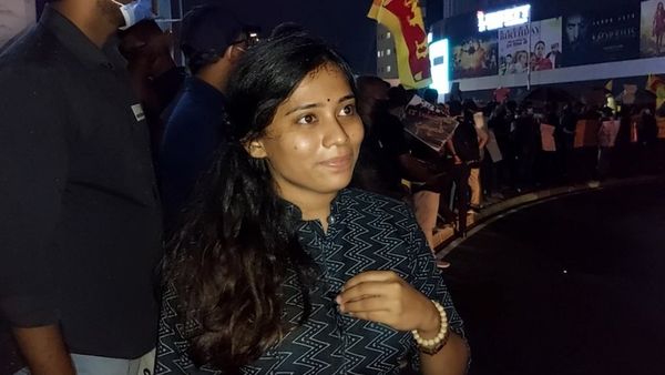 இலங்கை நெருக்கடி: “கரன்ட் இல்லை, வேலை செய்யறது?” – வீதி போராட்டத்தில் குதித்த ஐடி ஊழியர்கள்