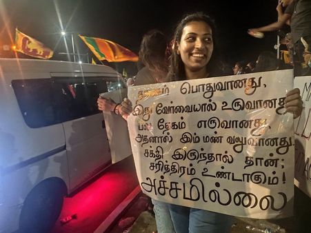 இலங்கை நெருக்கடி: கொழும்பு போராட்டத்தில் தமிழில் குரல் எழுப்பிப் போராடும் ஒற்றைப் பெண்
