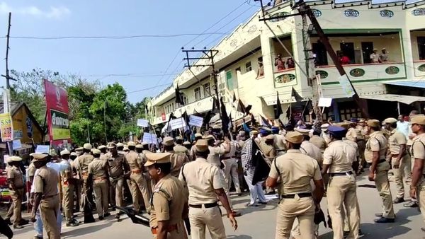 தமிழ்நாடு ஆளுநர் ஆர்என்ரவி மீது தாக்குதல் நடத்தப்பட்டதா? போராட்டம் நடத்தியவர்கள் என்ன சொல்கிறார்கள்?