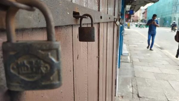மஹாராஷ்டிரா: சரியான நேரத்திற்கு மாப்பிள்ளை வராததால் மகளுக்கு உறவுக்காரரை திருமணம் செய்துவைத்த தந்தை