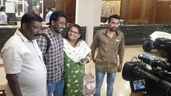 ஒருபுறம் போரில் சிக்கிய மனைவி, மறுபுறம் கடத்தலில் சிக்கிய கணவர் - சவாலை வென்று இந்தியா திரும்பிய கேரள தம்பதி