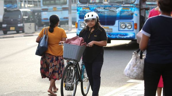 இலங்கை நெருக்கடி: பொதுமக்களுக்கு பெட்ரோல், டீசல் விற்பனை செய்யத் தடை; அத்தியாவசிய சேவைக்கு விலக்கு 