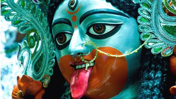 லீனா மணிமேகலை காளி பட சர்ச்சை: டெல்லி, உத்தர பிரதேச காவல் நிலையங்களில் வழக்குப்பதிவு