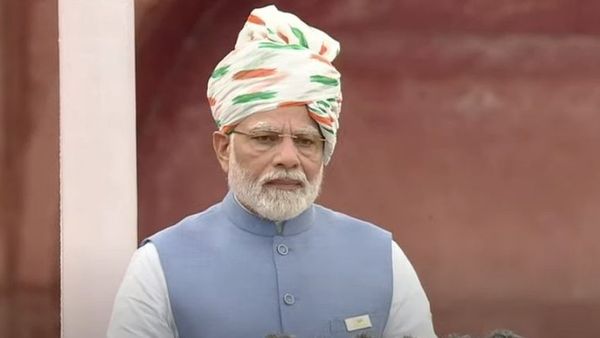 இந்திய சுதந்திர தினம்: டெல்லி செங்கோட்டையில் தேசிய கொடி ஏற்றினார் பிரதமர் மோதி