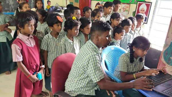 மாணவர்களுக்கு சொந்தமாக அலைபேசி வாங்கி தந்த தமிழ்நாடு ஆசிரியர் ராமச்சந்திரனுக்கு நல்லாசிரியர் விருது