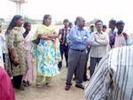 పోలేపల్లి సెజ్ బాధితులతో ఎన్నారైలు