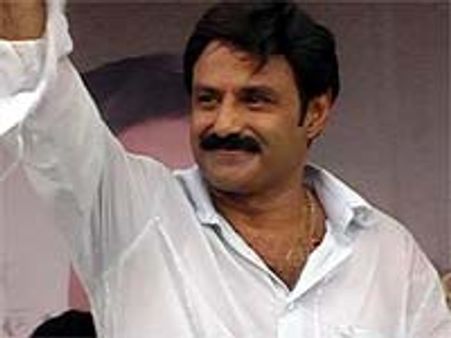 పట్టు బిగిస్తున్న బాలకృష్ణ