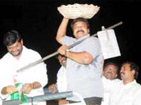 ఠాగూర్ లా పోరాడండి:చిరు పిలుపు