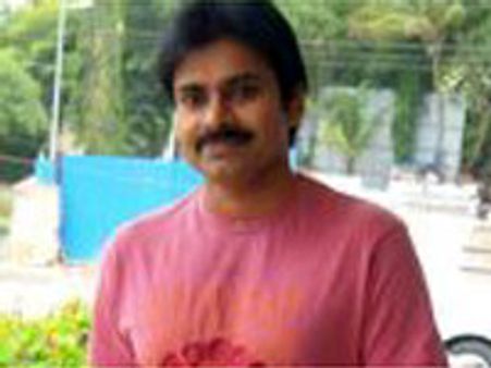 పవన్ ని కలవాలంటూ ఆందోళన