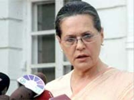 వాజ్‌పేయికి సోనియా పరామర్శ