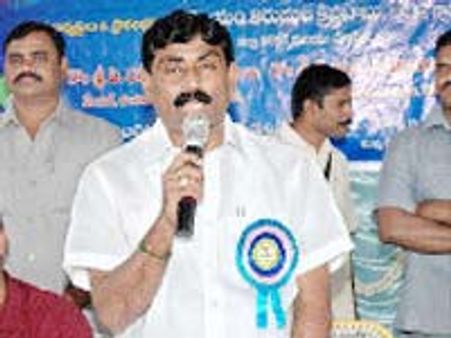 సీఎం బామ్మర్ధిననే...అన్యాయం