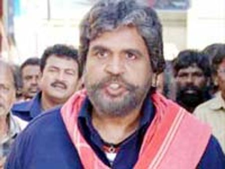 దాసరి 'మేస్త్రి' పై చిరు ఫ్యాన్స్ దాడి