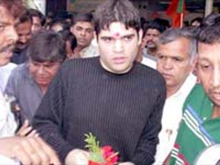 వరుణ్ గాంధీ వ్యాఖ్యలపై ఈసీ నోటీసు