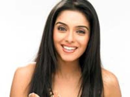 సినీ నటి ఆసిన్ పై పోలీసు కేసు