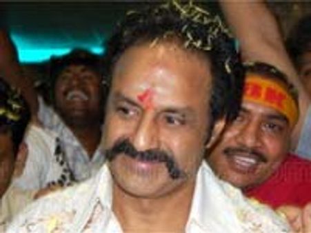 చిరు మాకు పోటీయే కారు: బాలయ్య