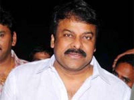 'రెబెల్ స్టార్స్' కు చిరు బుజ్జగింపు