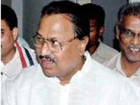 చిక్కుల్లో డిఎస్: వ్యాఖ్యల తంటా