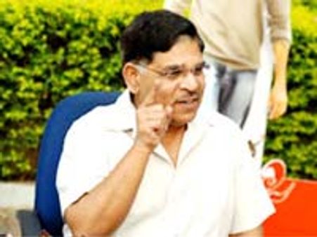 అల్లు అరవింద్ పడిగాపులు