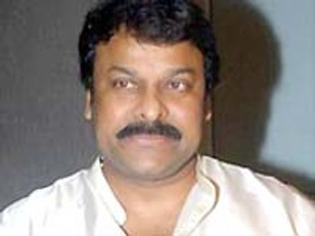 అల్లు రైల్లో చిరు బందీ?