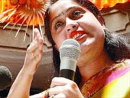 చిరు పార్టీ ఎవరికీ తెలియదు: విజయశాంతి