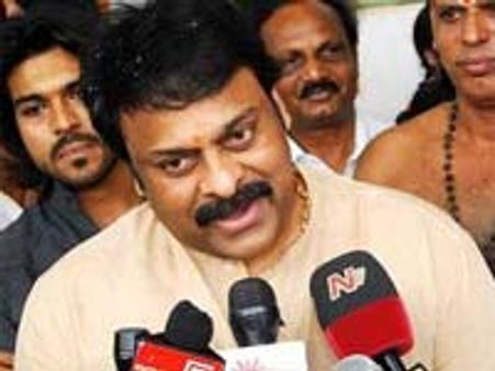 చిరు ముందే నేతల డిష్యుం డిష్యుం