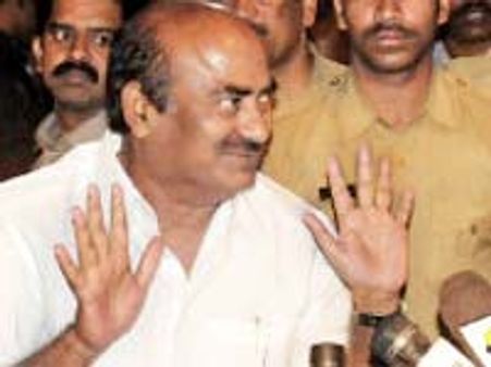 మంత్రి జెసి సోదరుడి వీరంగం