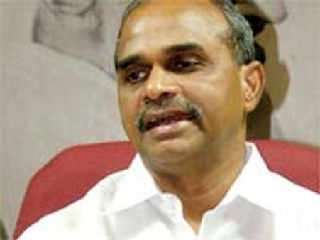 వైఎస్ మెడపై కత్తి